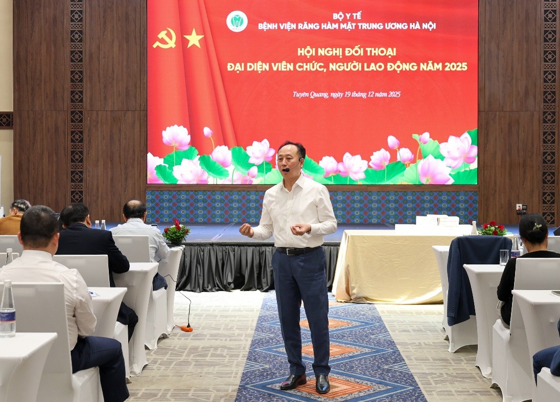 PGS.TS. Trần Cao Bính, Bí thư Đảng uỷ, Giám đốc Bệnh viện chủ trì Hội nghị đối thoại